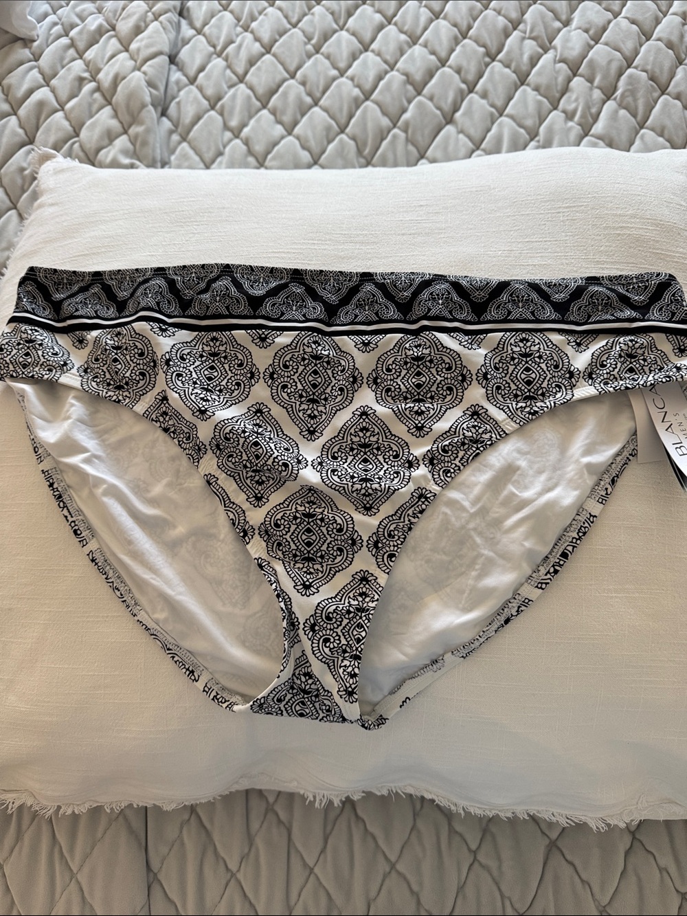 La Blanca Black and White Patterned Bikini Bottoms. New. 18W
